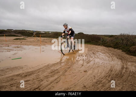 La négociation de l'avenant mâle sable humide - Round 8 de la 2015 / 16 Sud Ouest Ligue cyclo-cross - Pavé Velo, Broad Oak, Cornwall Banque D'Images