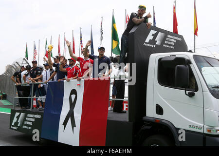 Interlagos, Brésil. 15 Nov, 2015. Sport Automobile : Championnat du Monde de Formule 1 de la FIA 2015, Grand Prix du Brésil, les pilotes défilent avec le drapeau français à l'honneur des victimes des attaques terroristes à Paris : dpa Crédit photo alliance/Alamy Live News Banque D'Images