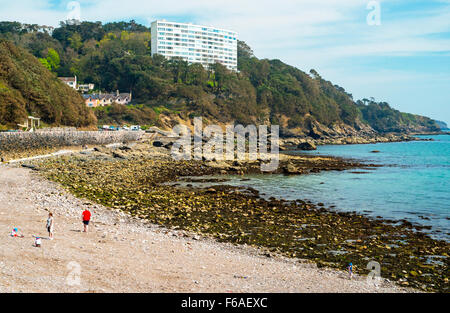 La plage de Meadfoot Torbay sur la Riviera anglaise, dans le sud du Devon, West Country, avec des gens Banque D'Images