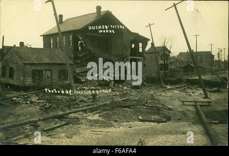 Cette légende fait référence aux dommages causés par les inondations à Deumer Pattern Works à Hamilton, Ohio, qui ont probablement un impact sur l’infrastructure industrielle de la ville. L'incident met en lumière les effets dévastateurs des inondations sur les zones urbaines, les bâtiments industriels et les chemins de fer. Banque D'Images