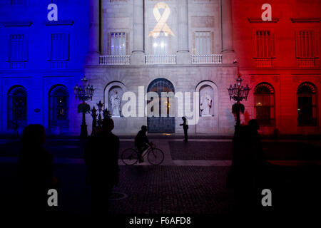 Barcelone, Espagne. 15 Nov, 2015. La façade de l'immeuble de la mairie de Barcelone est éclairé par les couleurs du drapeau français tenue à Paris hommage aux victimes des attaques terroristes sur les 13 novembre. Crédit : Jordi Boixareu/Alamy Live News Banque D'Images