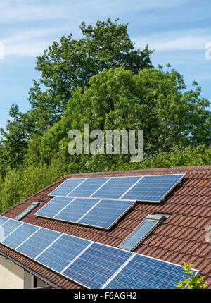 Des panneaux solaires sur toit en tuiles rouges Banque D'Images