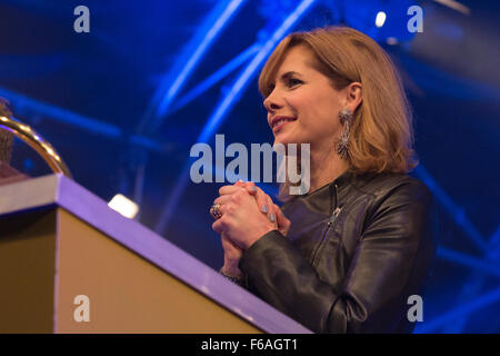 Londres, Royaume-Uni. 15 Novemebr 2015. La superstar de ballet et de Strictly Come Dancing juge Darcey Bussell allume les lumières de Noël 2015 à Regent Street. Les feux de 2015 intitulé TimelessElegance sont parrainés par Jo Malone. Crédit : Images éclatantes/Alamy Live News Banque D'Images