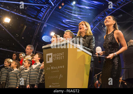 Londres, Royaume-Uni. 15 Novemebr 2015. La superstar de ballet et de Strictly Come Dancing juge Darcey Bussell allume les lumières de Noël 2015 à Regent Street. Les feux de 2015 intitulé TimelessElegance sont parrainés par Jo Malone. Crédit : Images éclatantes/Alamy Live News Banque D'Images