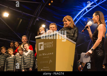 Londres, Royaume-Uni. 15 Novemebr 2015. La superstar de ballet et de Strictly Come Dancing juge Darcey Bussell allume les lumières de Noël 2015 à Regent Street. Les feux de 2015 intitulé TimelessElegance sont parrainés par Jo Malone. Crédit : Images éclatantes/Alamy Live News Banque D'Images