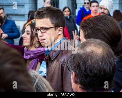 Place de Cibeles, Madrid, Espagne. 14Th Nov, 2015. Membres du parti Podemos, nous pouvons, rendez-vous sur les signes de respect pour les attentats de Paris, se sont réunis en l'hôtel de ville de Madrid, Espagne Credit : Enrique Palacio S./Alamy Live News Banque D'Images