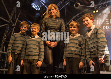 Londres, Royaume-Uni. 15 Novemebr 2015. Darcey Bussell pose avec Charlie artistes du encore de Charlie et la chocolaterie. La superstar de ballet et de Strictly Come Dancing juge Darcey Bussell allume les lumières de Noël 2015 à Regent Street. Les feux de 2015 intitulé TimelessElegance sont parrainés par Jo Malone. Crédit : Images éclatantes/Alamy Live News Banque D'Images