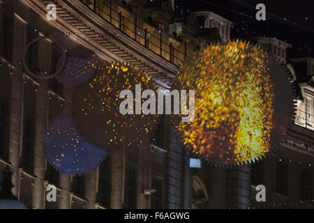 Londres, Royaume-Uni. 15 Novemebr 2015. Les lumières de Noël avec des images en mouvement dans la rue Regent. La superstar de ballet et de Strictly Come Dancing juge Darcey Bussell allume les lumières de Noël 2015 à Regent Street. Les feux de 2015 intitulé TimelessElegance sont parrainés par Jo Malone. Crédit : Images éclatantes/Alamy Live News Banque D'Images