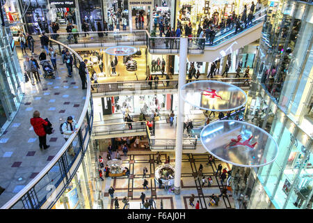 Les gens de shopping dans Palladium Prague Banque D'Images