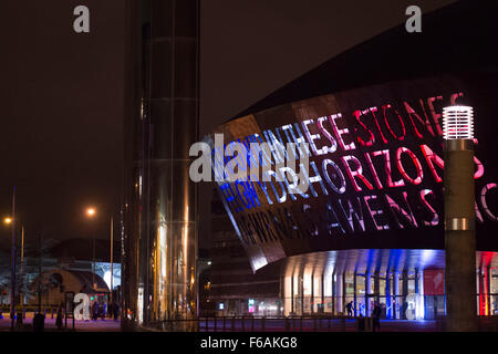 Le Wales Millennium Centre (WMC) allumée en tricolor en hommage aux victimes d'un attentat à Paris, France, le 13 novembre. Banque D'Images