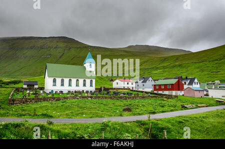 Petite église avec cimetière dans le village de mais confortables et disposent situé sur la pointe nord-est de l'île de Eysturoy, îles Féroé, Denmar Banque D'Images