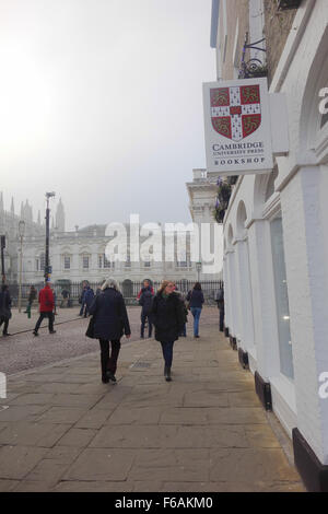 Librairie Cambridge University Press, Cambridge, Angleterre, Royaume-Uni sur un matin d'hiver brumeux, avec une partie de King's College derrière Banque D'Images