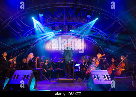 Londres, Royaume-Uni. 15 Novemebr 2015. Le Philharmonia Orchestra dirigé par Nicholas Dodd. La superstar de ballet et de Strictly Come Dancing juge Darcey Bussell allume les lumières de Noël 2015 à Regent Street. Les feux de 2015 intitulé l'élégance intemporelle sont parrainés par Jo Malone. Crédit : Images éclatantes/Alamy Live News Banque D'Images