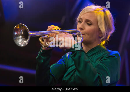 Londres, Royaume-Uni. 15 Novemebr 2015. Les performances en trompette solo britannique Alison Balsom. La superstar de ballet et de Strictly Come Dancing juge Darcey Bussell allume les lumières de Noël 2015 à Regent Street. Les feux de 2015 intitulé l'élégance intemporelle sont parrainés par Jo Malone. Crédit : Images éclatantes/Alamy Live News Banque D'Images