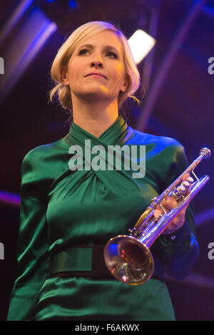 Londres, Royaume-Uni. 15 Novemebr 2015. Les performances en trompette solo britannique Alison Balsom. La superstar de ballet et de Strictly Come Dancing juge Darcey Bussell allume les lumières de Noël 2015 à Regent Street. Les feux de 2015 intitulé l'élégance intemporelle sont parrainés par Jo Malone. Crédit : Images éclatantes/Alamy Live News Banque D'Images