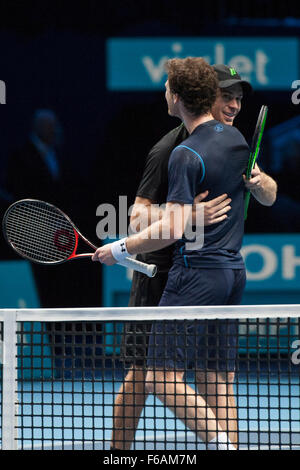 Londres, Royaume-Uni. 15 novembre, 2015. Tennis ATP Tour finals. Jour 1. Jamie Murray et John pairs célébrer la victoire dans leur groupe Ashe/Smith Simone Bolelli battant et Fabio Fognini 7-6(5), 3-6, 11-9. Credit : Action Plus Sport Images/Alamy Live News Banque D'Images