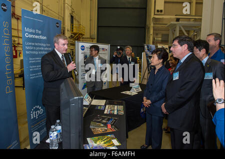 Le président Park Geun-hye visite le Goddard Space Flight Center de la NASA pour discuter des progrès des sciences spatiales et de la collaboration future potentielle entre la Corée du Sud et la NASA. Banque D'Images