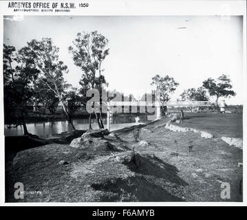 Photographie historique en noir et blanc d'un pont ferroviaire à Wellington, en Nouvelle-Galles du Sud, prise à la fin du XIXe ou au début du XXe siècle. Cette image illustre la conception structurelle du pont et son importance dans le transport régional, donnant un aperçu du développement des infrastructures de l'époque. Banque D'Images