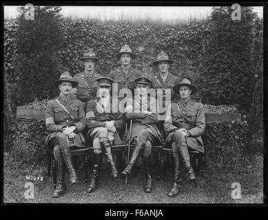 Le major-général Charles William Melvill avec de nouveaux officiers de l'Armée de l'état-major de la Nouvelle-Zélande Banque D'Images