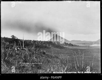 Cette photographie historique montre le mont Ngauruhoe, un stratovolcan actif dans le parc national de Tongariro en Nouvelle-Zélande, entré en éruption en 1909. L’éruption est l’un des événements importants de l’histoire du volcan. Banque D'Images