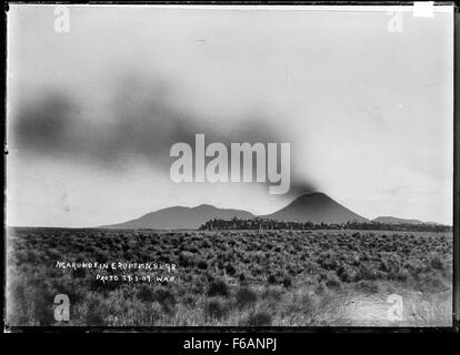 Cette photographie historique montre le mont Ngauruhoe en éruption en 1909, capturant la puissance spectaculaire du volcan néo-zélandais. L’éruption a été un événement géologique important, l’image offrant un aperçu rare de l’activité volcanique de la région à l’époque. Banque D'Images