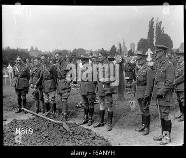Cette photographie capture des officiers néo-zélandais lors de funérailles militaires à Bailleul pendant la première Guerre mondiale, reflétant la solennité et le respect accordés aux soldats tombés au combat. Banque D'Images