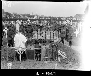 Cette photographie historique montre des officiers néo-zélandais sur un cimetière à Bailleul pendant la première Guerre mondiale, capturant un moment solennel et respectueux de l'histoire militaire. Banque D'Images