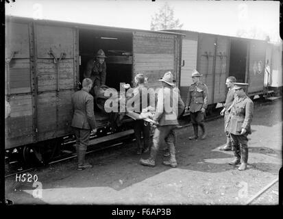 Une civière chargés sur un train de l'hôpital, France Banque D'Images