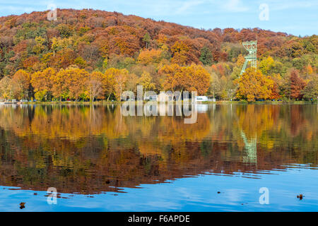 Le lac Baldeneysee, à Essen, Allemagne, automne, arbres en automne les couleurs, châtelet de mine de charbon ancien Carl Funke, rivière Ruhr Banque D'Images