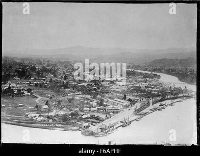 Cette vue panoramique de Gisborne, Nouvelle-Zélande, a été prise depuis Kaiti Hill. Il met en valeur le littoral de la ville, avec l'océan Pacifique qui s'étend au loin. La vue offre une vue imprenable sur les paysages urbains et naturels de Gisborne, y compris les plages et les collines voisines, soulignant la beauté unique de cette région sur l'île du Nord. Banque D'Images