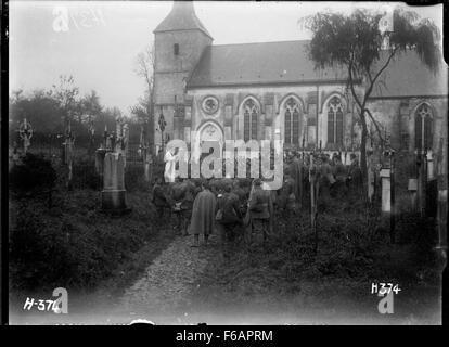 Une photographie capturant un service commémoratif traditionnel du jour de la All Souls, avec des personnes en deuil rassemblées dans un cimetière pour une cérémonie funéraire, en l'honneur du défunt. Banque D'Images