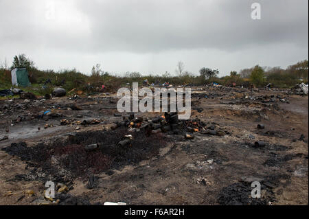 Calais, France. 14 novembre 2015. 40 personnes ont perdu leur logement et leurs biens après le feu dans le camp de réfugiés de la Jungle le soir précédent. Banque D'Images