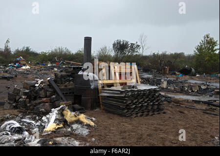 Calais, France. 14 novembre 2015. 40 personnes ont perdu leur logement et leurs biens après le feu dans le camp de réfugiés de la Jungle le soir précédent. Banque D'Images