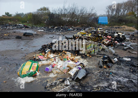 Calais, France. 14 novembre 2015. 40 personnes ont perdu leur logement et leurs biens après le feu dans le camp de réfugiés de la Jungle le soir précédent. Banque D'Images