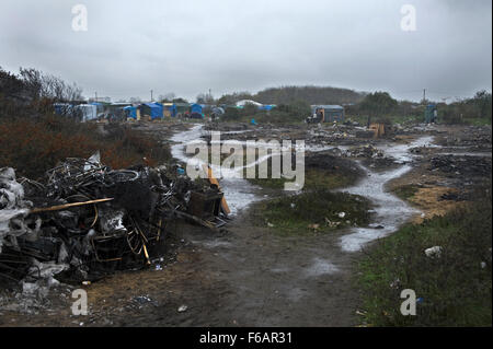 Calais, France. 14 novembre 2015. 40 personnes ont perdu leur logement et leurs biens après le feu dans le camp de réfugiés de la Jungle le soir précédent. Banque D'Images