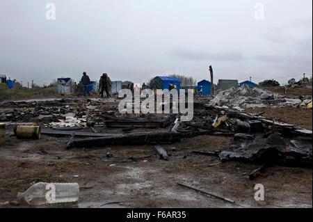 Calais, France. 14 novembre 2015. 40 personnes ont perdu leur logement et leurs biens après le feu dans le camp de réfugiés de la Jungle le soir précédent. Banque D'Images