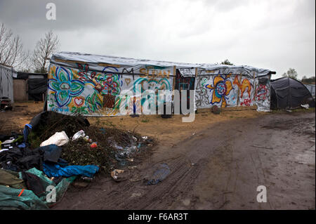 Calais, France. 14 novembre 2015. Bar dans le camp de réfugiés, la Jungle de Calais sous la pluie ©Becky Matthews Banque D'Images