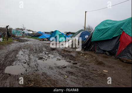 Calais, France. 14 novembre 2015. Des abris de fortune et des tentes lutte contre le temps pluvieux. Les abris sont entassés ensemble Banque D'Images