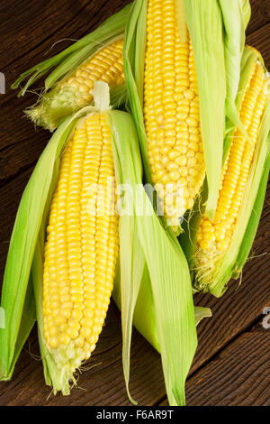 Sur fond de bois d'épis de maïs Banque D'Images