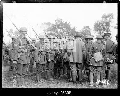 Sir Thomas MacKenzie lors d'une inspection des troupes en France pendant Banque D'Images