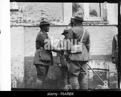 Sir Thomas MacKenzie rencontre des soldats néo-zélandais en France, monde Banque D'Images