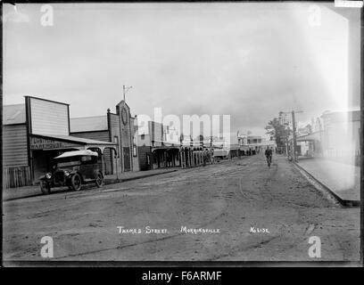 Une photographie historique d'environ 1916 de Thames Street à Morrinsville, Nouvelle-Zélande. Cette image illustre la vie et l'architecture de la ville au début du XXe siècle au cours d'une période de croissance et de développement. Banque D'Images