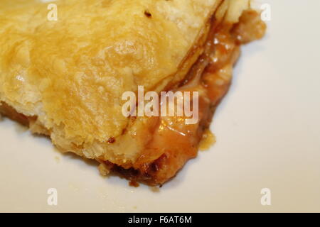 Petit salé tarte avec fromage mozzarella et sauce tomate Banque D'Images