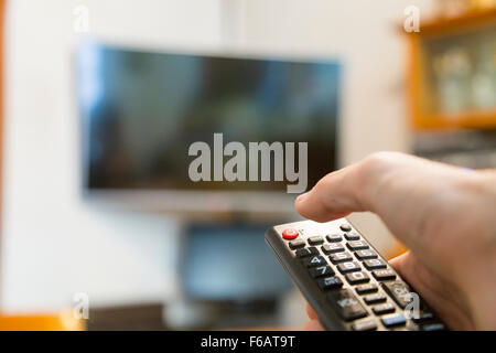 Personne à l'aide de remote control Banque D'Images