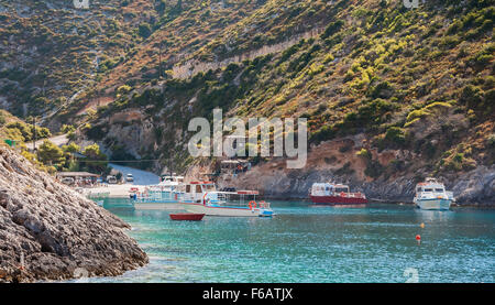 Bateaux amarrés à Porto Vromi sur l'île de Zakynthos, Grèce Banque D'Images