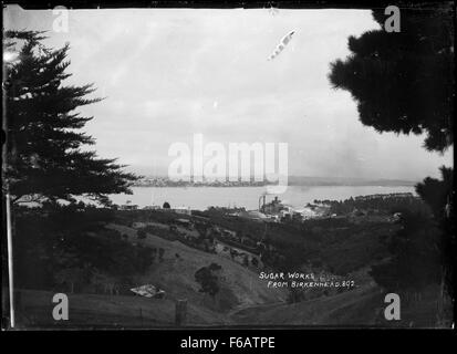 Une photographie historique montrant la raffinerie de sucre de Chelsea de Birkenhead, mettant en évidence l'architecture industrielle et le front de mer de la raffinerie à la fin du XIXe siècle. Banque D'Images