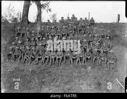 Une *compagnie d'un régiment Wellington* pendant la première Guerre mondiale est représentée dans cette image historique. Il montre les soldats du Wellington Regiment pendant la guerre, représentant le rôle important des forces néo-zélandaises dans diverses batailles clés pendant le conflit. Banque D'Images