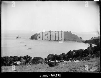 Vue de la pointe et du quai, Awaawaroa Bay, île de Waiheke Banque D'Images