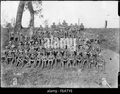 Une compagnie du Wellington Regiment est photographiée pendant la première Guerre mondiale, mettant en vedette les soldats en action alors qu'ils participent à des opérations militaires. Cette image historique souligne le rôle de l'armée néo-zélandaise dans la guerre. Banque D'Images