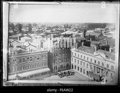 Cette photographie historique capture Warner's Hotel et le bâtiment Lyttelton Times Company Ltd à Cathedral Square, Christchurch. La photo met en évidence le style architectural et la disposition de cet important monument de Christchurch. Banque D'Images